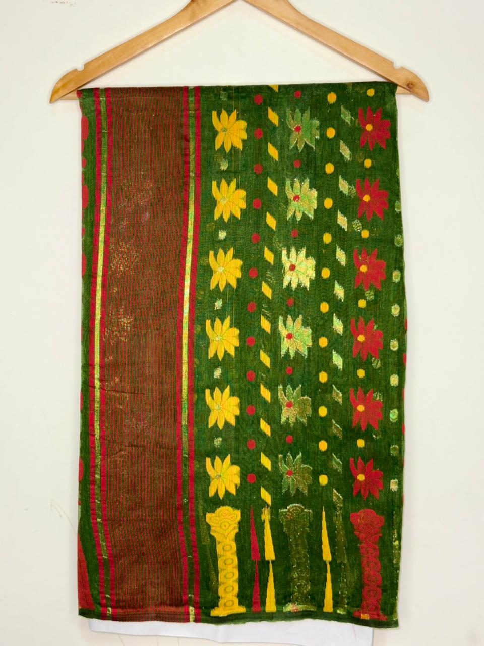 Elegant Green Handloom Saree with Floral and Traditional Motifs